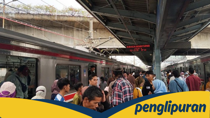 Warga Padati Stasiun Tanah Abang Mau Lebaran
