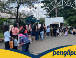 **Masyarakat Blok M Antre Rela Panas demi Jajanan Viral Lebaran 2025**