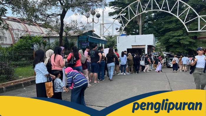 **Masyarakat Blok M Antre Rela Panas demi Jajanan Viral Lebaran 2025**