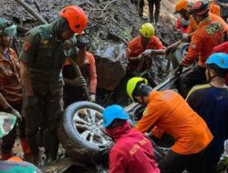 “Begini Sulitnya Evakuasi 10 Korban Tewas Longsor di Pacet-Cangar Mojokerto: Tim SAR Hadapi tantangan Berat”