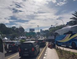 23 Ribu Kendaraan Melintas, Polisi Aktifkan One Way Menuju Puncak