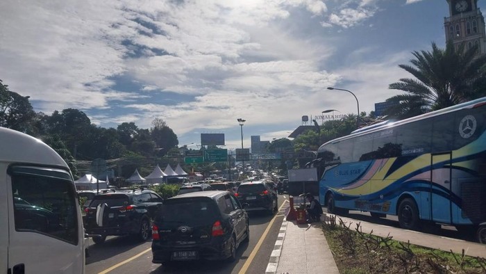 23 Ribu Kendaraan Melintas, Polisi Aktifkan One Way Menuju Puncak