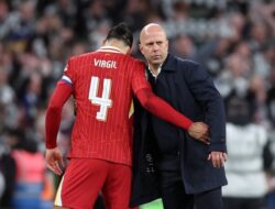 Arne Slot Bela Van Dijk yang ‘Debat’ sama Michael Owen – Update 2
