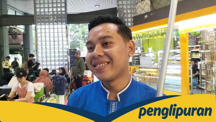 **Petugas Kebersihan Gambir: Tak Hanya Bersih, Tetapi Menunda Mimpi Mudik**