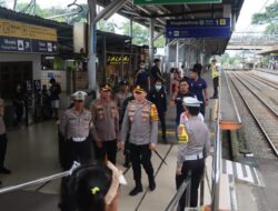 Kapolres Tangsel Cek Terminal Bus-Stasiun, Pastikan Arus Balik Lancar Tanpa Macet!