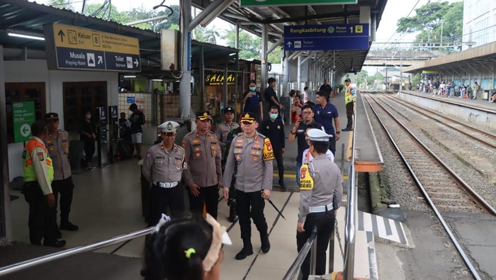 Kapolres Tangsel Cek Terminal Bus-Stasiun, Pastikan Arus Balik Lancar Tanpa Macet!