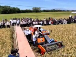 Prabowo Menjajal Combine Harvester, Mendorong Inovasi di Tengah Panen Raya