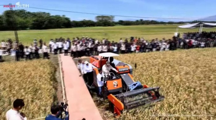 Prabowo Menjajal Combine Harvester, Mendorong Inovasi di Tengah Panen Raya