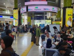 Kelelawar Meninggalkan Jakarta: 34 Ribu Warga Berbondong-bondong naik Kereta