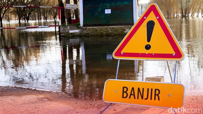 Warga 3 RT dan 1 Jalan di Jakarta Barat Rela Rela Terjebak Banjir di Siang Hari