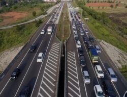 “Lalin Arus Balik Siang Ini: One Way Nasional Km 414-70, Contraflow Km 70-47, Menyelamatkan Waktu Liburan Anda”