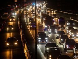 “Contraflow Tol Japek Arah Jakarta Dihentikan, Arus Lalin Normal Kembali Berjalan”