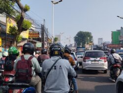 “Libur Lebaran Usai, Jalan Dewi Sartika Arah Kalibata Jaksel Dilanda kemacetan Berjam-jam”