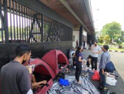 Pendemo Tolak UU TNI di DPR: Warga Kirim Makanan, Solidaritas Melejit!