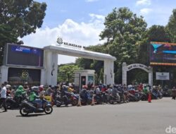 Antrean Pajak di Bogor Bikin Warga Nginap, Ini Ceritanya!