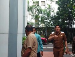 Seragam Dinas, Lucky Hakim Kehadiran di Kemendagri Soal Liburan Jepang tanpa Izin