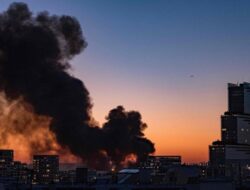 Geger Kebakaran Pabrik di Paris: 200 Petugas Pemadam Berjuang melawan Api