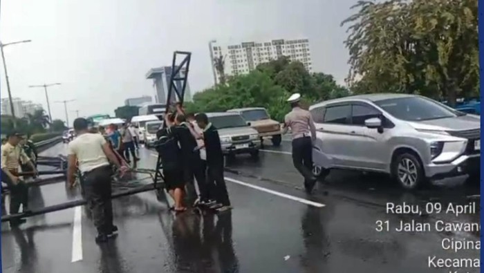 Billboard Roboh Tutup Sebagian Jalan Tol Dalkot, Lalin ke Cawang Macet - Update 2