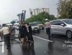 “Angin Kencang Menyebabkan Papan Reklame Tol Dalkot Roboh, Masyarakat Minta Penjelasan”