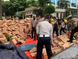 Truk Terguling, Warga Terjebak Macet 1,5 Jam di MT Haryono Arah Semanggi
