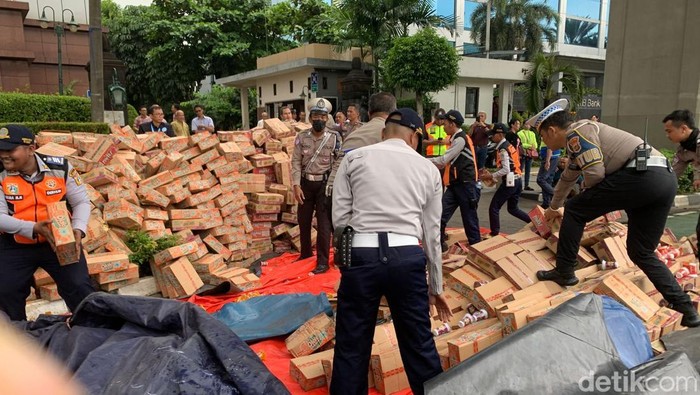 Truk Terguling, Warga Terjebak Macet 1,5 Jam di MT Haryono Arah Semanggi