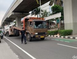 Truk Terguling di MT Haryono: Krisis Lalin dan Upaya Evakuasi Cepat
