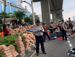 Tragedi Jalanan: Truk Terguling di MT Haryono, Diderek Usai Tabrak Separator Busway