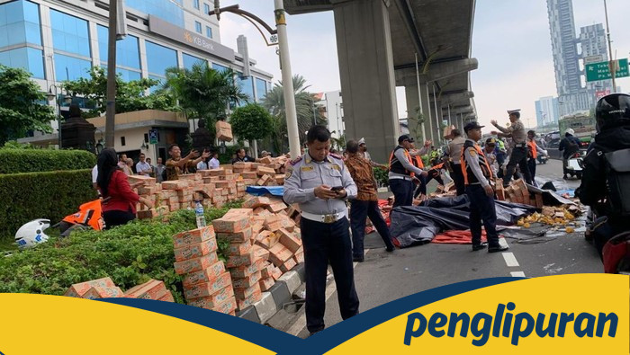 Tragedi Jalanan: Truk Terguling di MT Haryono, Diderek Usai Tabrak Separator Busway
