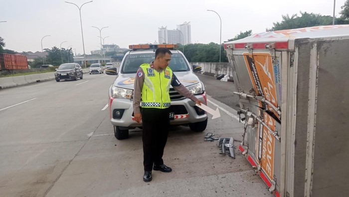 Tragedi Tak Terduga: Sopir Tewas saat Bantu Mobil Pecah Ban di Tol Depok, Truk Berlalu Tanpa Rasa!