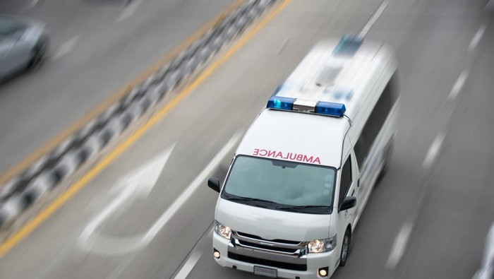 **Pertikaian Polisi dan Ambulans Berujung E-TLE, Polisi Ungkap Sanggahan Mengejutkan!**