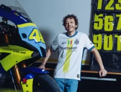 Valentino Rossi Menyambut Jersey Khusus dari Inter, Akan Dipakai Pekan Ini