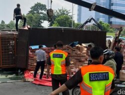 Truk Celaka 2 Kali Bikin Macet Ampun-ampunan dari Cawang ke Semanggi: Kecelakaan Beruntun yang Membuat Warga Tercekik