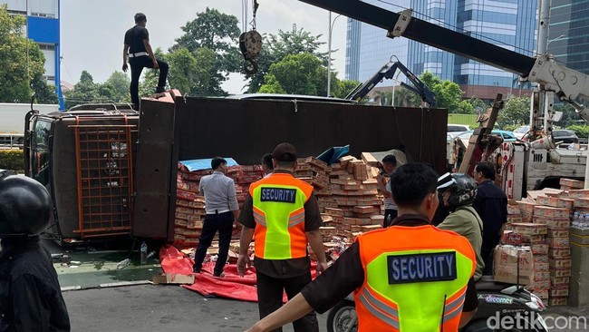 Truk Celaka 2 Kali Bikin Macet Ampun-ampunan dari Cawang ke Semanggi: Kecelakaan Beruntun yang Membuat Warga Tercekik