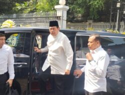 “SBY-Jimly Asshiddiqie Melayat ke Rumah Duka Titiek Puspa: Keteguhan dalam Muka Keadaan”