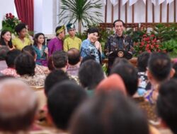 Dari Istana ke Masyarakat, Jokowi Ceritakan ‘Disuruh-suruh’ Titiek Puspa yang Mengagumkan!