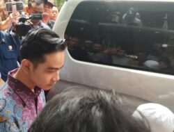 **Gibran Turuti Doa, Ikut Antar Jenazah Titiek Puspa ke Ambulans**