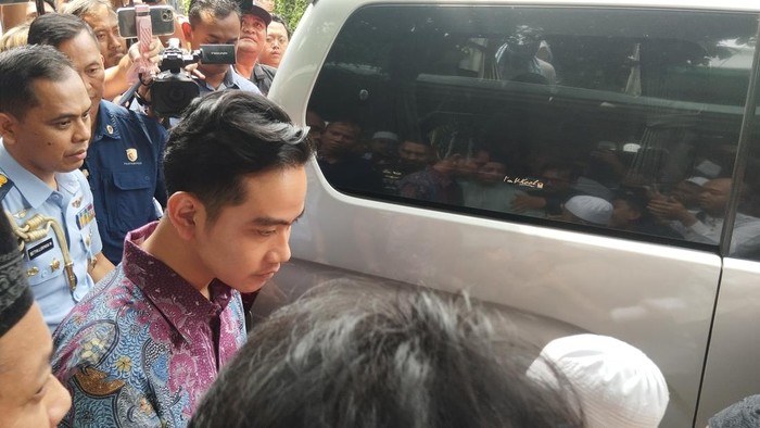 **Gibran Turuti Doa, Ikut Antar Jenazah Titiek Puspa ke Ambulans**