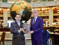 Menbud Sumbang Buku soal Keris-Wayang ke Perpustakaan Kepresidenan Turki: Indonesia Mancanegara?