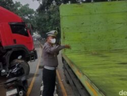 Truk Jeblos ke Selokan di Depok, Polisi Adu Strategi Contraflow, Kemacetan Sirna dalam Sekejap!