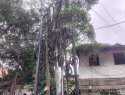 [Kabel Semrawut di Kuningan Jaksel Ancam Keselamatan Warga]