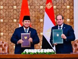 Prabowo dan El-Sisi Saling Genggam Tangan, RI-Mesir Kemitraan Strategis Penuh Makna!
