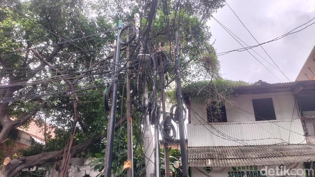 Kuningan Dilanda Kebahaman Kabel, Warga Was-Was Celaka