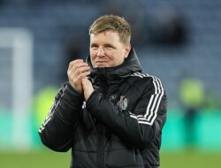 Eddie Howe Dilarikan ke RS, Absen Lawan MU Pekan Ini: Apakah Ini Tanda Krisis di Tim?