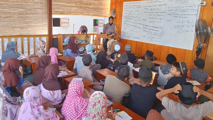 Aiptu Suhati Bangun Pondok Iqra, Bimbing Anak-Anak di Bone Mengaji - Update 1
