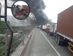 Kepulan Asap Kebakaran Sampah Halangi Jarak Pandang di Tol Warakas Jakut – Update 2