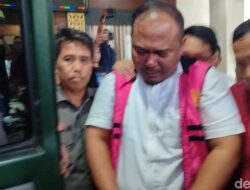 “Menangis di Bawah Tahanan, Kabid DLH Tangsel Diduga Korupsi Sampah: Kisah yang Membuat Heboh Kota”