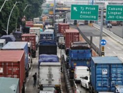 Macet Parah Menuju Priok, Polisi Terpaksa Lakukan Contraflow!