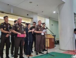 [1] Judul: “Peran 3 Tersangka dalam Perintangan Penyidikan Kasus Timah dan Impor Gula: Skandal yang Goyangkan Industri”