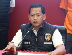 **Pengeroyokan Depan Polsek di Riau: Debt Collector Mau Tarik Mobil, Kericuhan Terjadi!**