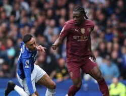 **”Maafin Pep Ya, Doku: Guardiola Jelaskan Alasan Limit Waktu Main Doku”**